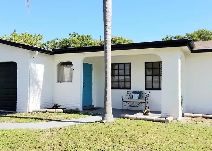Whole House+Renovated+Pool+Lanai+Bbq+Close To All