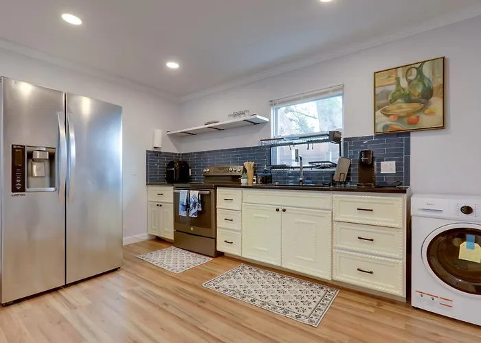 4 Mi To Beach & Rosemary Square: Convenient Home