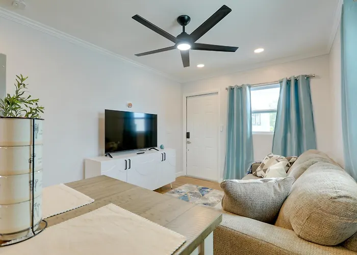 4 Mi To Beach & Rosemary Square: Convenient Home