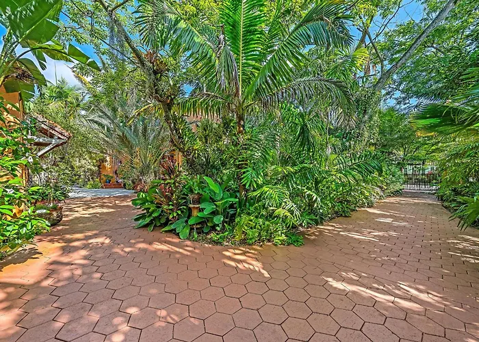 Flamingo Casita - Wander Through A Garden Hideaway With Shared Pool